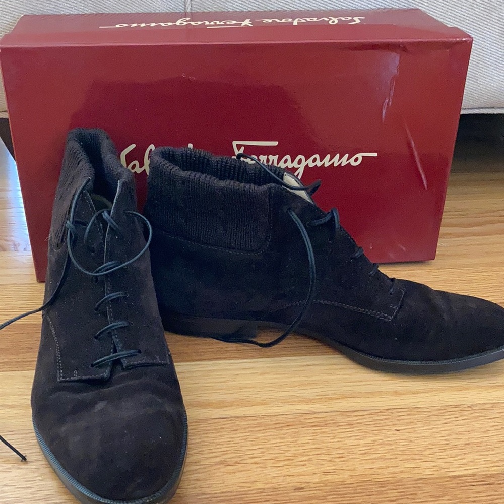 LIKE NEW Salvatore Ferragamo Italian dark brown suede shoes. Size 7 AA.